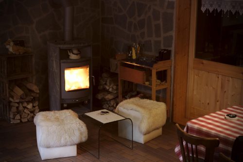 Ofen in der Gaststube - Innenraum | Naturfreundehaus Billtalhöhe | Waldgaststätte | Königstein im Taunus