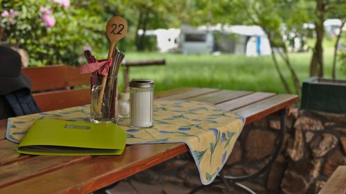 Tisch auf der Terrasse | Naturfreundehaus Billtalhöhe | Waldgaststätte | Königstein im Taunus