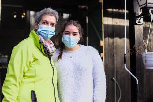 Sabine und Viviene vor dem Eingang